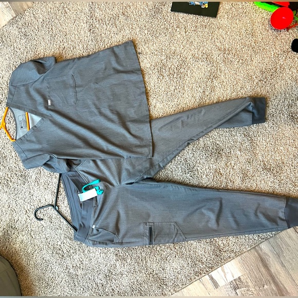 Figs graphite large Catarina top, medium Zamora joggers! - Picture 3 of 8